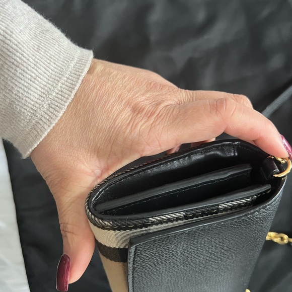 This Burberry Henley Coca Check
Derby Leather Convertible Chain bag - Picture 4 of 14